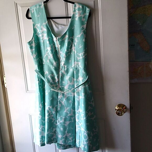Danny & Nicole Green and White Sleeveless Midi Dress - Picture 3 of 7